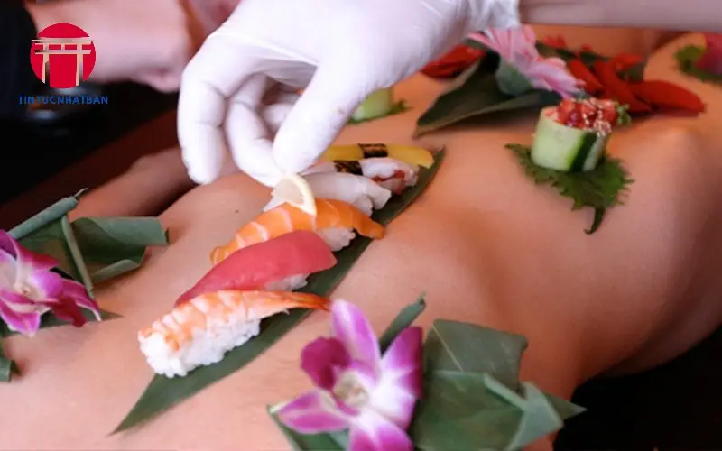 Nghệ thuật sắp đặt sushi trên cơ thể